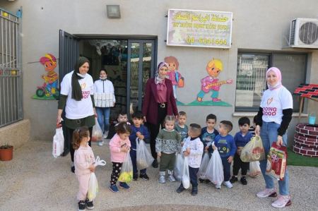 سخنين: شبكة حضانات البراعم الصغار والأهالي يجمعون مواد تموينية لدعم العائلات المتضررة من جائحة كورونا